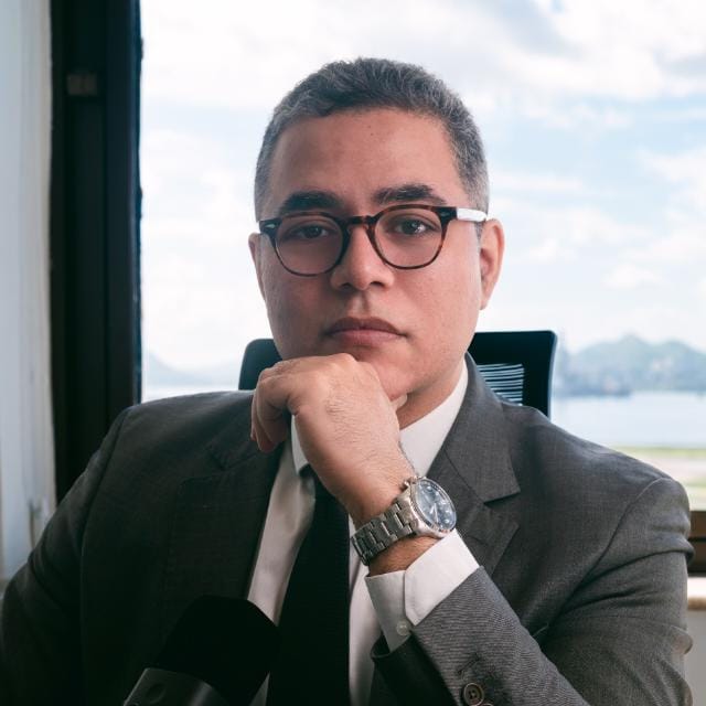 Retrato profissional de Thiago Gil, advogado especialista em planejamento, concessão e revisão de aposentadorias, mestre em Direito pela FGV e graduado pela UFF.